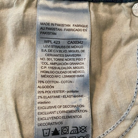 Levi Strauss Signature Denim Capris - Picture 6 of 9